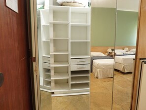 Caja de seguridad en la habitación, escritorio y wifi gratis 