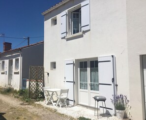 Outdoor dining - In the heart of the resort & 600 m from the beach Authentic house for a family vacation (La Tranche-sur-Mer)