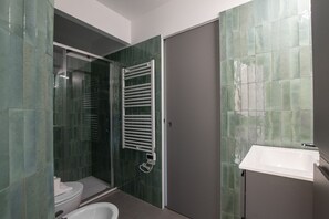 Dusche, Bidet, Handtücher, Shampoo