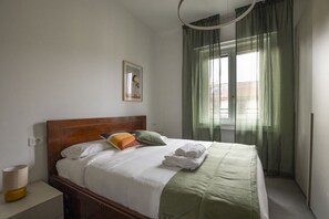 1 Schlafzimmer, Schreibtisch, Bügeleisen/Bügelbrett