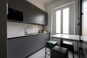 Fridge, microwave, dishwasher - Bright Top Floor Flat with Balconies & AC - Loreto & Porta Venezia (Milano)