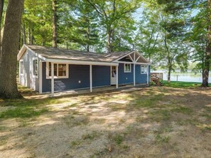 Exterior - Lakefront cottage on Crawford Lake with 2 kayaks, private dock, and outdoor seating. Large driveway for ATV trailers with direct trail access. Near golf courses, other lakes, and just 35 minutes to Traverse City. The perfect summer escape! 🌊☀️ (Kalkaska)