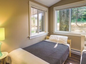 Room - Lakefront cottage on Crawford Lake with 2 kayaks, private dock, and outdoor seating. Large driveway for ATV trailers with direct trail access. Near golf courses, other lakes, and just 35 minutes to Traverse City. The perfect summer escape! 🌊☀️ (Kalkaska)