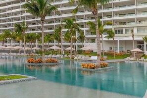 Pool - 3-bedroom condo with AC in a luxury resort in the most exclusive area of Cancún (Cancún)