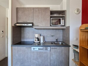 Kaffetrakter/tekoker, kjøleskap, mikrobølgeovn og oppvaskmaskin