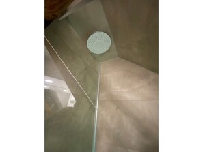 Haartrockner, Handtücher, Seife, Toilettenpapier