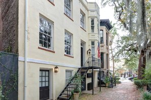 Exterior - The Jones Street Parlor | Historic Retreat (Savannah)