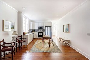 Fridge, microwave, stovetop, dishwasher - The Jones Street Parlor | Historic Retreat (Savannah)