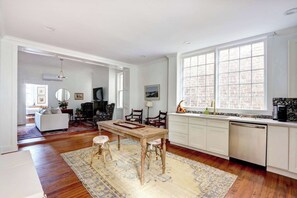 TV - The Jones Street Parlor | Historic Retreat (Savannah)