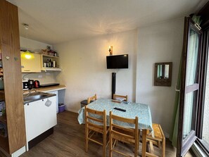 Fridge, microwave, stovetop, dishwasher - Studio for 4 in Serre-Chevalier, Southeast Balcony (Saint-Chaffrey)