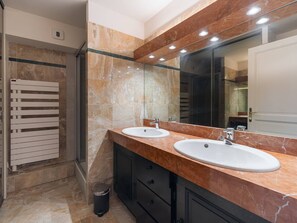 A bathroom with two sinks, a large mirror, and a towel rack. - Apartment sea view, pets allowed - ? guests (Le Touquet-Paris-Plage)