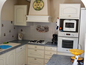 Kühlschrank, Mikrowelle, Ofen, Geschirrspüler