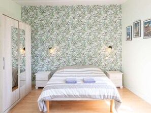2 bedrooms, free WiFi - House in bastide, pets allowed - 5 guests (MONTFAUCON)