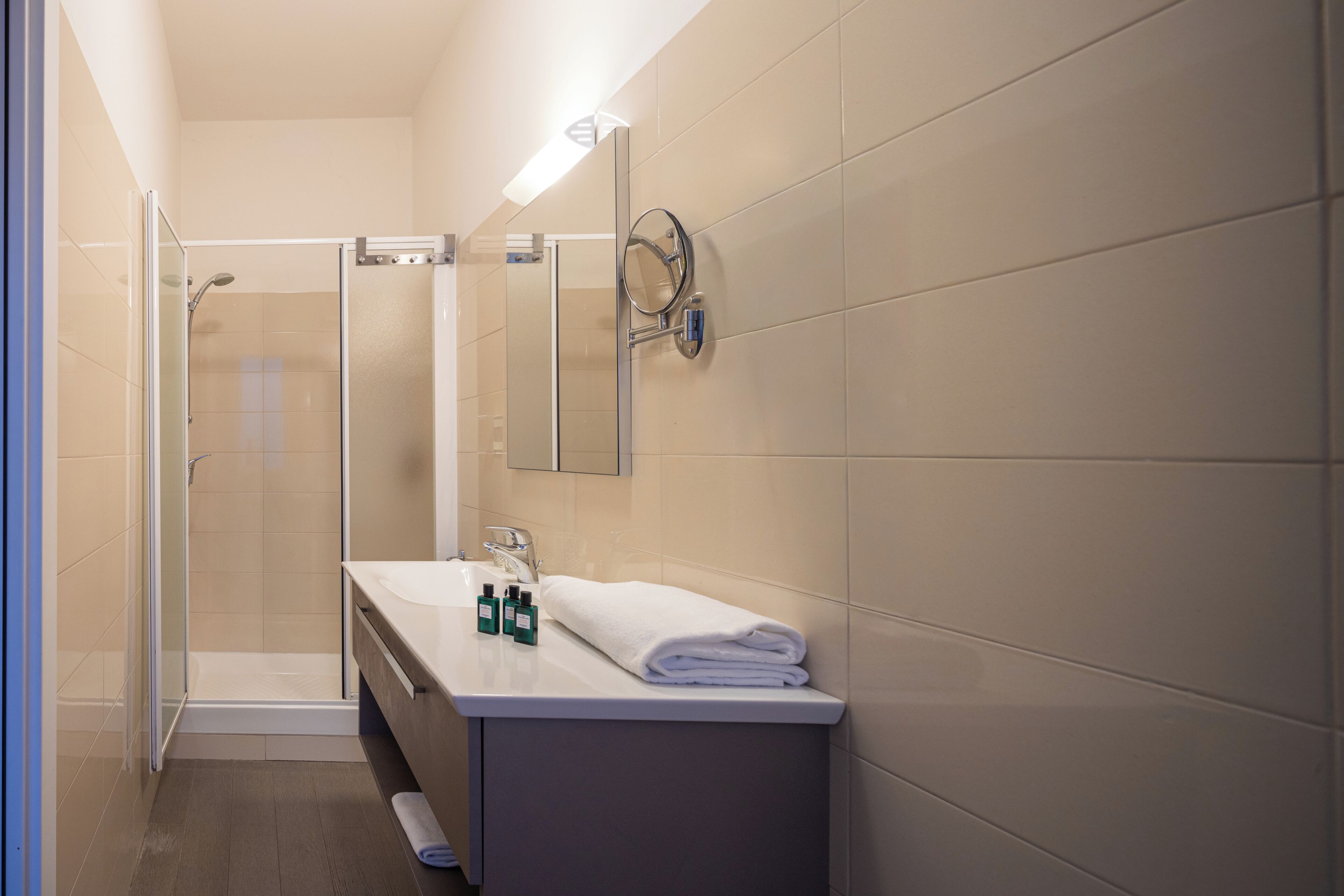 Deluxe-Dreibettzimmer, Balkon, Bergblick | Badezimmer