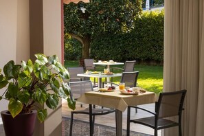 Outdoor dining - Hotel Villa Claudia - Active and Relax (Nago-Torbole)