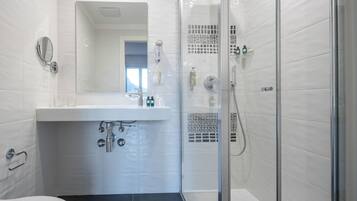 Deluxe-Dreibettzimmer, Balkon, Gartenblick | Badezimmer