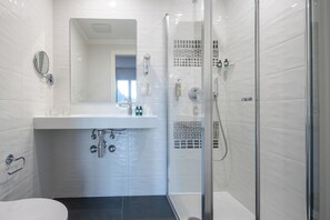 Chambre Triple Deluxe, balcon, vue jardin | Salle de bain
