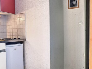 Kühlschrank, Mikrowelle, Wasserkocher mit Kaffee-/Teezubehör, Toaster