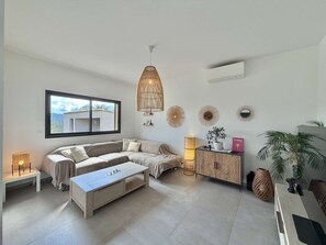 Living area - Villa with pool, mountain view - 8 guests (Porto-Vecchio)