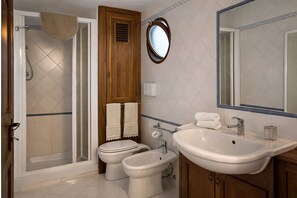 Ducha, secador de pelo, bidet, toallas