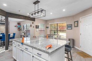 Interior - Family Retreat near Six Flags Sea World La Cantera (San Antonio)
