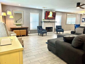 TV, fireplace, offices - Family Retreat near Six Flags Sea World La Cantera (San Antonio)