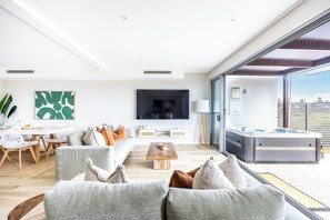 Smart TV - Magenta Dunes 3BR lux golf retreat w/ Spa, PET Friendly & Resort facilities (Magenta)