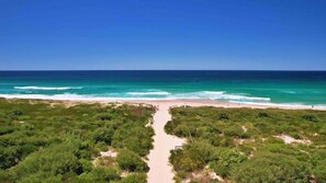Beach nearby - Magenta Dunes 3BR lux golf retreat w/ Spa, PET Friendly & Resort facilities (Magenta)