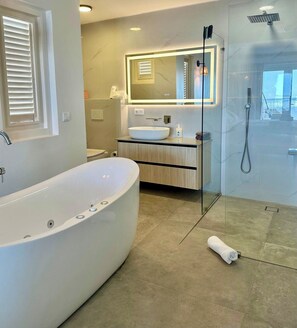 Hair dryer, towels, soap, toilet paper - OceanView Villa 5-bed in Beautiful Coral Estate W/Pool-5star (coral estate)