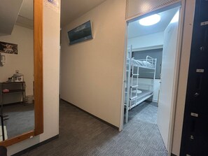 Quarto quádruplo básico | Wi-Fi de cortesia, roupa de cama