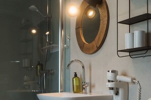 Family Double or Twin Room, Mountain View | Bathroom | Hair dryer, slippers, towels, soap - Wanderlust Boutique Rooms (Bad Goisern)