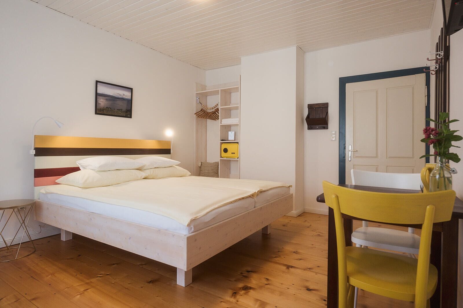 Comfort tweepersoonskamer, uitzicht op bergen | Een kluis op de kamer, verduisterende gordijnen
