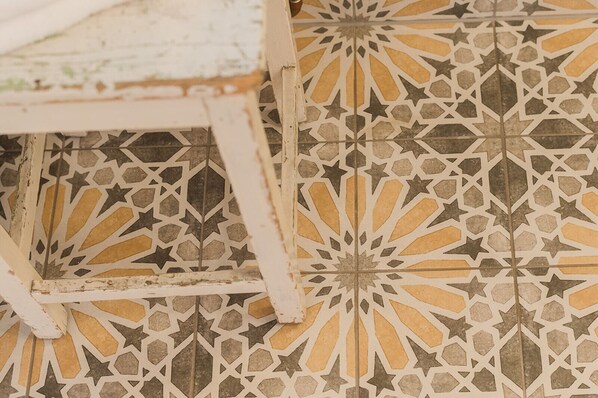 A patterned floor with star and geometric designs. - Wanderlust Boutique Rooms (Bad Goisern)