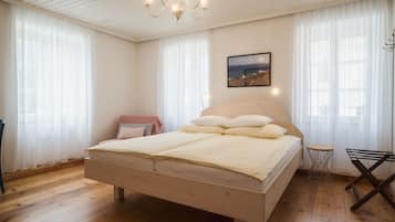 Deluxe-Doppelzimmer, Bergblick | Zimmersafe, Verdunkelungsvorhänge, Bügeleisen/Bügelbrett