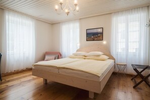 Deluxe tweepersoonskamer, uitzicht op bergen | Een kluis op de kamer, verduisterende gordijnen