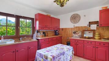 Coffee/tea maker, fridge, microwave, oven