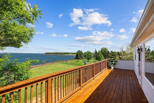 Peaceful 3Br Waterfront Escape with water access close to Beaches, Golf & Dining