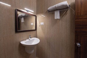 Superior kamer | Badkamer | Een douche, handdoeken, zeep, shampoo