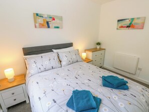 2 Schlafzimmer, individuell dekoriert, individuell eingerichtet