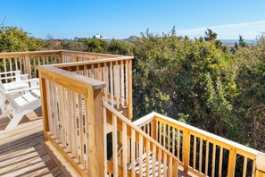 Property grounds - Knot on Call a 4BR Coastal Retreat w/ Pool Hot Tub & Ocean Views – Walk to Beach (Emerald Isle)