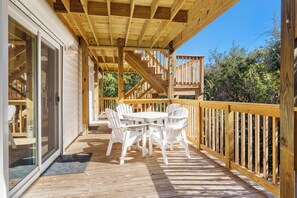 Outdoor dining - Knot on Call a 4BR Coastal Retreat w/ Pool Hot Tub & Ocean Views – Walk to Beach (Emerald Isle)