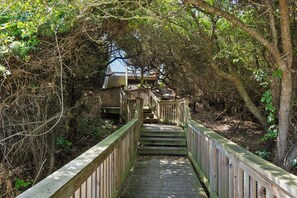 Property grounds - Knot on Call a 4BR Coastal Retreat w/ Pool Hot Tub & Ocean Views – Walk to Beach (Emerald Isle)