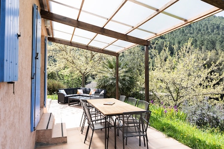 Outdoor dining. Family Holiday Home with Mountain View, Shared Terrace and Air Conditioning