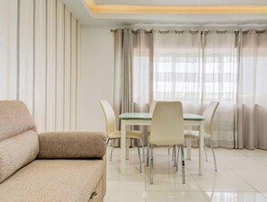 TV - Msida 2BR Home Near University w/ Terrace & WiFi (Msida)