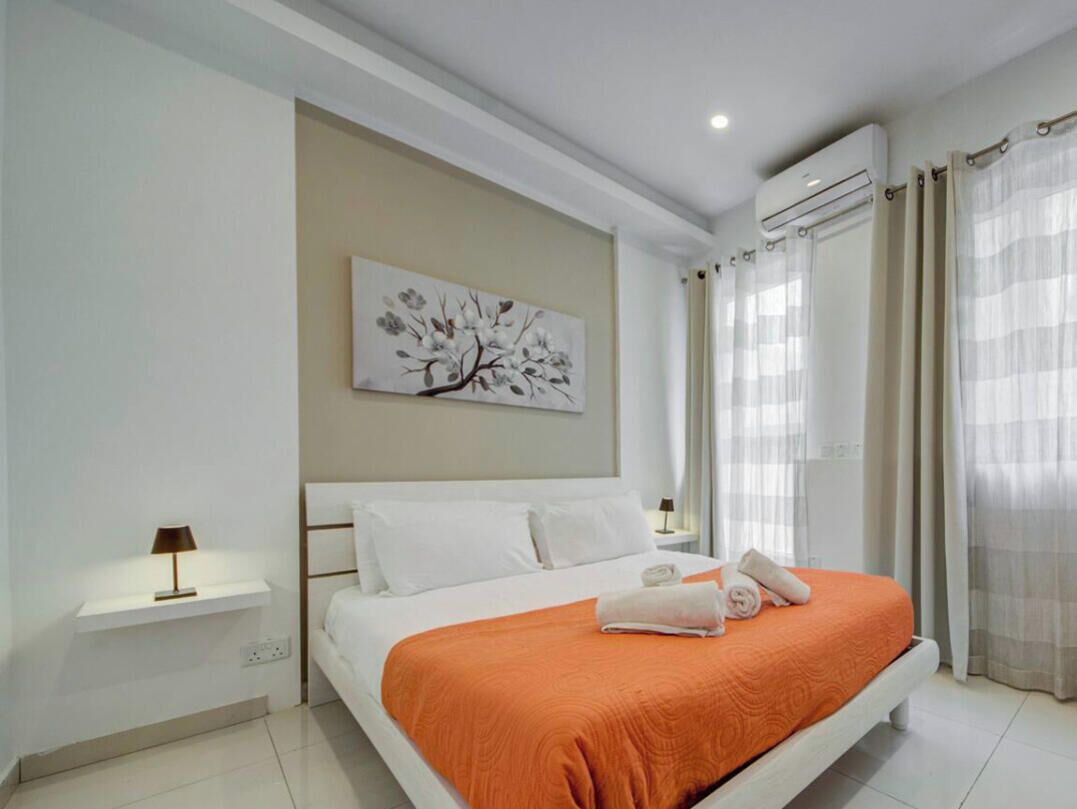 مكتب ومكواة/لوح كي وسرير سفر وواي فاي