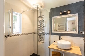 Shower, hair dryer, towels