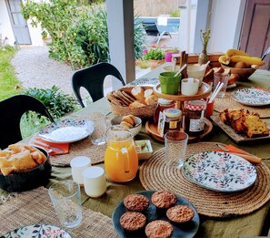 Outdoor dining - Santa Maria Guest Room with Mountain View, Wi-Fi, and Air Conditioning (Manso)