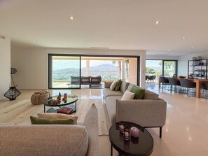 Living area - Superb property with breathtaking sea views and top-of-the-range interiors (Sainte-Maxime)