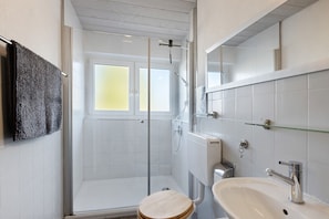 Douche, séchoir à cheveux, serviettes fournies