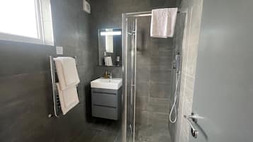 Deluxe Double Room | Bathroom